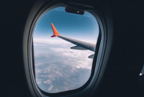 Mengapa Jendela Pesawat Harus Dibuka saat Take Off dan Landing? Ini Alasannya