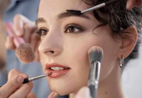 Rekomendasi 4 Powder Foundation, Solusi Sat-Set untuk yang Malas Makeup Tebal