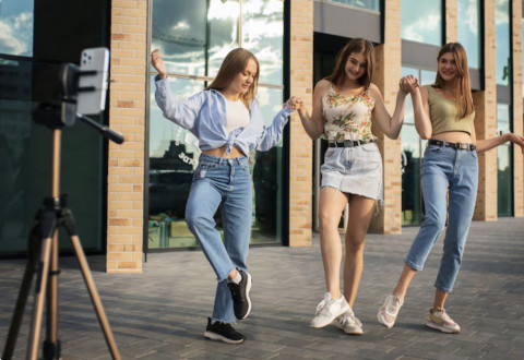 6 Tips untuk Orang Tua Berbicara dengan Anak tentang Flip the Camera Challenge