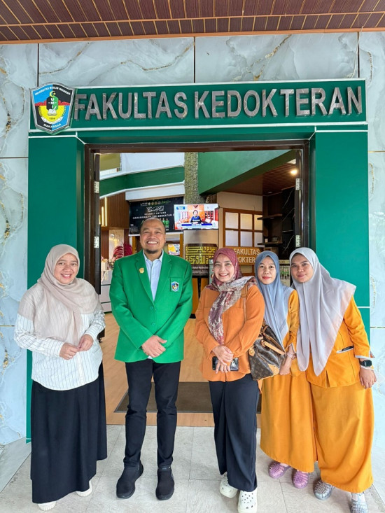 RSIA Amanat memberikan donasi banjir aceh melalui FK UMI. DOK UMI