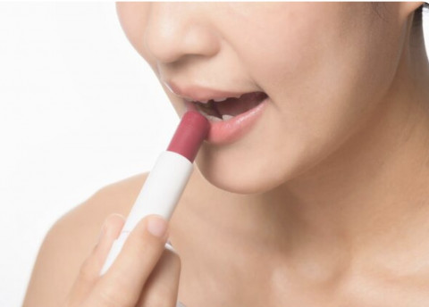 Rekomendasi 4 Lip Satin untuk Usia 40an yang Tidak Membuat Bibir Kering
