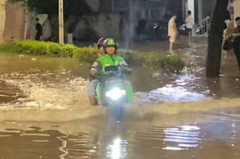 5 Tips Melewati Banjir dengan Aman Pakai Motor Listrik