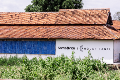 Misi Keberlanjutan, 1.792 Koper Preloved Jadi Instalasi Scholar Panel di Sekolah Dasar