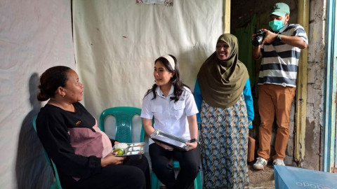 Perkuat SDM Unggul, Wamen Isyana Melihat Langsung Produksi dan Distribusi MBG 3B untuk Bumil di Kupang