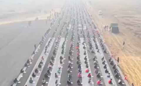 Di Luar Nalar! 8.000 Pelamar Kerja di India Ujian di Atas Aspal Landasan Pacu