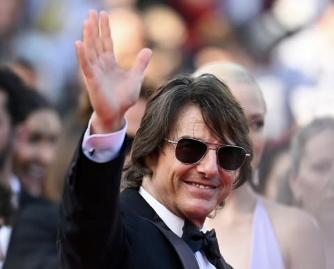 Tom Cruise Lanjutkan Tradisi Bagikan Kue Natal Mewah