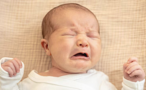 Jangan Sepelekan Demam, Dehidrasi, dan Tangisan Tak Biasa pada Bayi