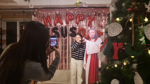 Perayaan Natal di Korea ala Kafe Idol K-Pop, Bisa Foto Bareng Standee Yesus