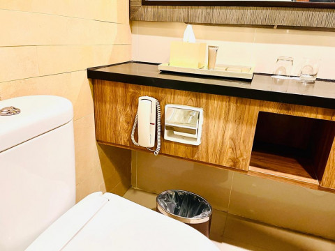 Fungsi Telepon di Kamar Mandi Hotel yang Jarang Diketahui, Ternyata Bukan Sekadar Gaya