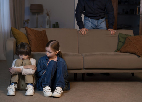 Begini Cara Mengelola Perasaan Sedih Anak