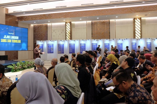   Direktur Minatsaintek Kemdiktisaintek, Yudi Darma, membawakan materi di acara Repertoar 2025 mengangkat tema “Jejak Langkah Sains dan Teknologi” dihadiri oleh perwakilan PTN dan PTS nasional. DOK Kemendiktisaintek