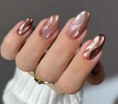 5 Inspirasi Nail Art Chrome untuk Mengawali Tahun dengan Kilauan Kuku Cantik