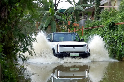 Mobil Listrik Lebih Ampuh Libas Banjir? Nih Alasannya!