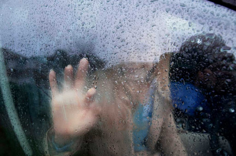 Cara Mengatasi Kaca Mobil Berembun saat Hujan