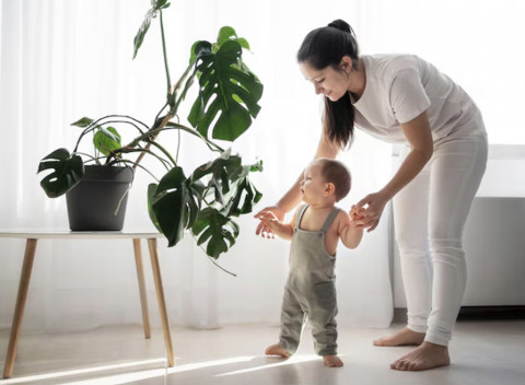 Begini 4 Cara Membantu Bayi Belajar Berdiri