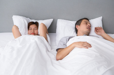 6 Tips Tidur Nyaman Meski Sekamar dengan Orang yang Suka Ngorok