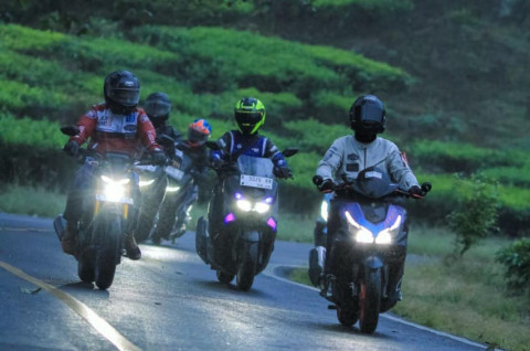 Tips Aman Berkendara Motor Saat Musim Hujan, Waspadai Aquaplaning