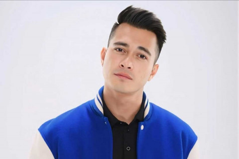 Dikaitkan Sebagai Karakter “Zane” di Buku Broken Strings Aurélie, Eza Gionino Buka Suara