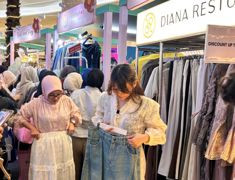 Berburu Koleksi Raya di GlamLocal Fashion Parade Kokas, Ada 'Gamis Bini Orang'