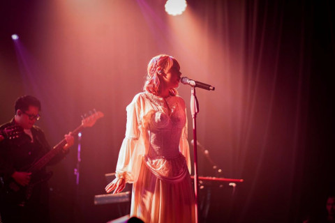 Nadin Amizah Suguhkan Pengalaman Hangat di Anti Garing Show Vol. 2