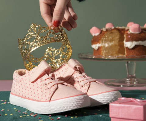 Dari Flat Shoes hingga Sneakers! Ini Rekomendasi Sepatu Anak Perempuan Nyaman Dipakai