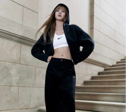Pangling Banget! Lisa BLACKPINK Tunjukkan Kostum Konser yang Dibuat dari Nike