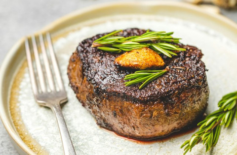 Diet Cuma Makan Daging? Yuk, Bedah Plus Minus Diet Karnivora!