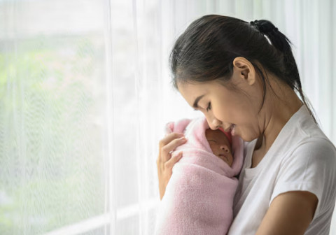 Jangan Lagi Termakan Mitos! Dokter Bantah Bedong Bayi Bisa Mengobati Kaki O
