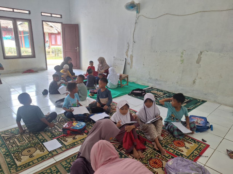 “Belajar di Lantai, Tapi Mimpi Harus Setinggi Langit” Kisah Ibu Inspiratif PNM