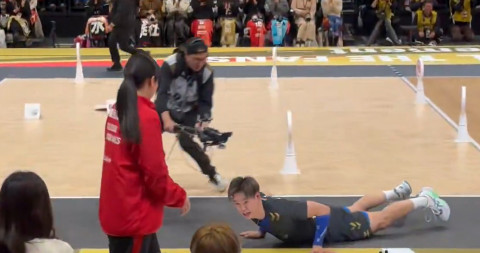 Pevoli Yuji Nishida Minta Maaf Pakai Dogeza Sambil Sliding, Mirip Adegan di Anime Haikyuu