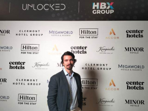 Gen Z & Traveling: Emang Bisa Setia? Insight Eksklusif dari Javier Cabrerizo