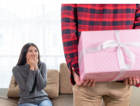 Bisa Bikin Putus! Jangan Kasih 5 Hadiah Ini saat Valentine