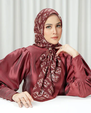 Tutorial Sat-Set Hijab Segi Empat ala Buttonscarves: Kondangan Oke, Kerja Juga Oke!