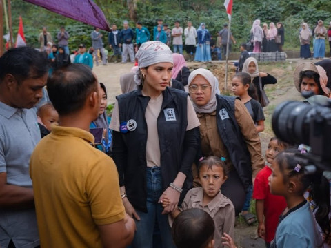 Pengalaman Emosional Cinta Laura Kunjungi Korban Banjir Aceh