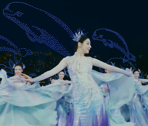 Bak Putri Duyung, Dilraba Dilmurat Tampil Memukau dalam Tarian Bawah Air di Gala Imlek CCTV 2026