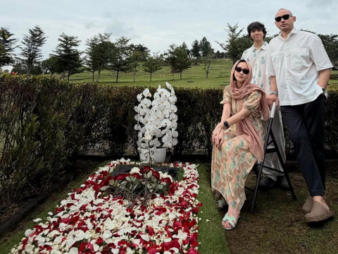 Bunga Citra Lestari Ziarah ke Makam Ashraf Sinclair Jelang Ramadan