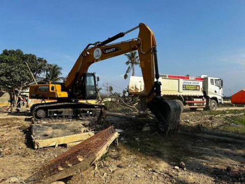 Relawan Jhonlin Group Buka Akses Jalan Pascabanjir di Aceh Tamiang