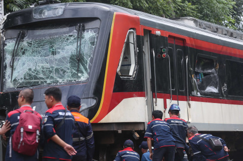 ​Proses Evakuasi Kereta Bandara Anjlok di Poris