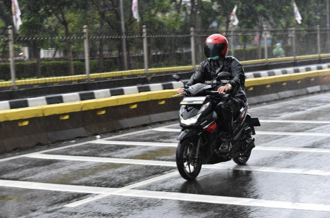 Tips Merawat Motor Setelah Kehujanan, Cegah Karat dan Performa Menurun