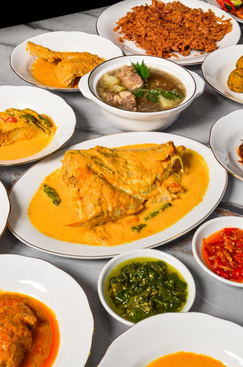 Sajian Masakan Minang Autentik Khas Solok yang Berkelas nan Modern