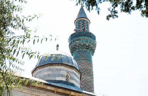 Makna Warna Biru hingga Hijau dalam Masjid Islam