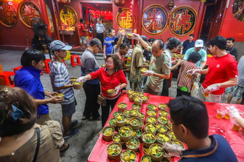 ​Berbagi di Bulan Ramadan, Wihara Dharma Bakti Sediakan 300 Porsi Takjil