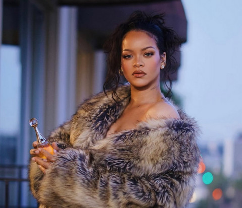 Rihanna Beri Kode Lagi Garap Album Baru