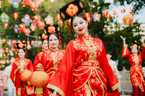 Parade Imlek Nusantara Meriahkan Jakarta, Warga Antusias Meski Diguyur Hujan