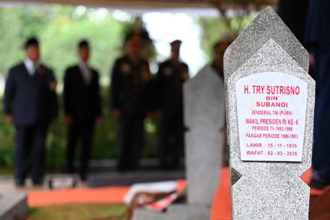 ​Momen Haru Saat Presiden Prabowo Pimpin Upacara Pemakaman Try Sutrisno
