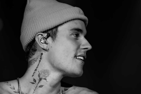 Justin Bieber Timpuk Botol Air ke Paparazzi