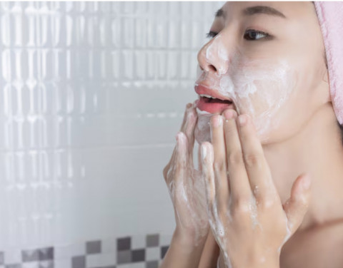 4 Sabun Cuci Muka Terbaik di Alfamart, Bikin Kulit Bersih & Glowing!