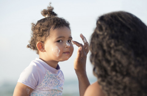 Kulit Si Kecil Kemerahan Karena Sunburn? Coba 8 Cara Ini deh!