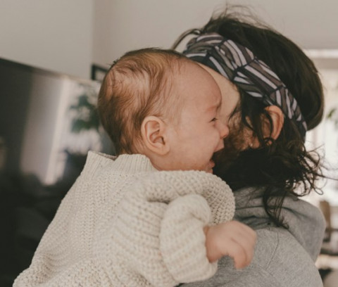 12 Hack Tenangkan Bayi yang Kolik, New Moms Wajib Coba!