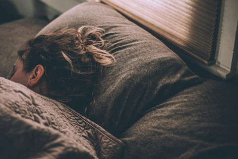 Bye Insomnia! Ritual Alami Biar Langsung ‘Log Off’ Habis Momong Si Kecil